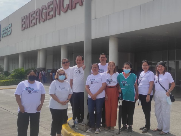 Entrega de Desayunos y Literatura Cristiana en el Hospital del IESS Los Ceibos - 01