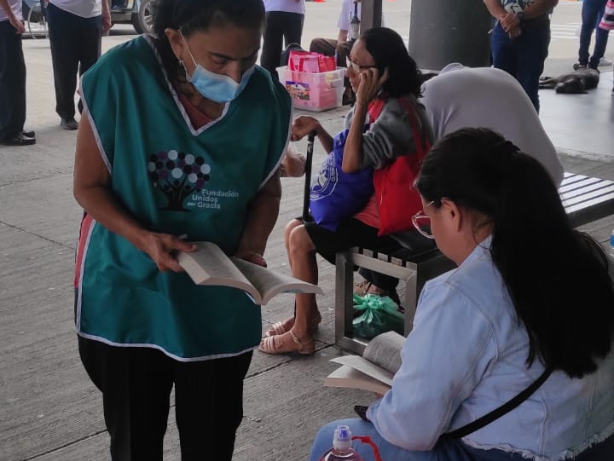 Entrega de Desayunos y Literatura Cristiana en el Hospital del IESS Los Ceibos - 02