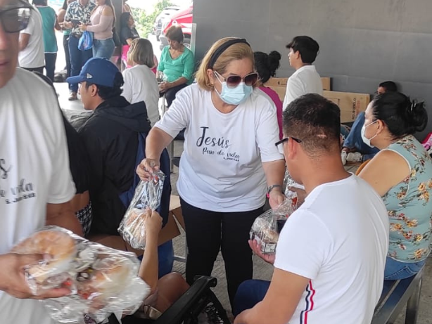 Entrega de Desayunos y Literatura Cristiana en el Hospital del IESS Los Ceibos - 06