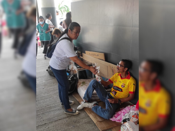 Entrega de Desayunos y Literatura Cristiana en el Hospital del IESS Los Ceibos - 08