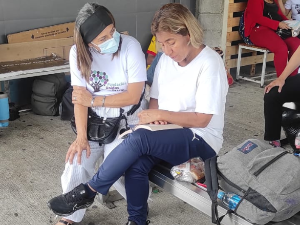 Entrega de Desayunos y Literatura Cristiana en el Hospital del IESS Los Ceibos - 10