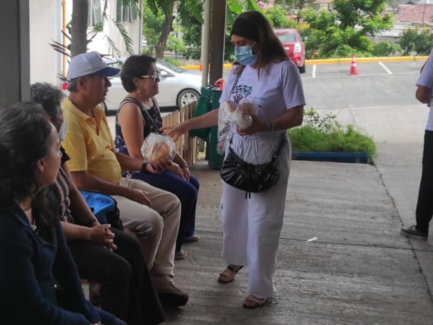 Entrega de Desayunos y Literatura Cristiana en el Hospital del IESS Los Ceibos - 15