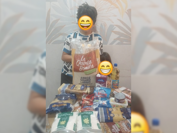 Entrega de Kit mensual de víveres a familia en Mapasingue 02