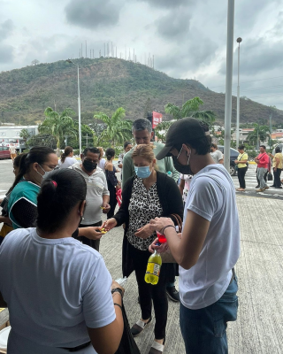 Entrega de almuerzos, panes de pascua y biblias en el Hospital del IESS Los Ceibos - 025